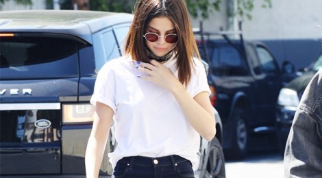 Ao thun trang co ban van duoc long cac dien vien, sieu mau hinh anh