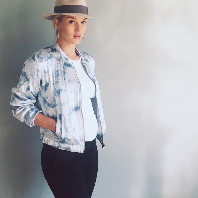 Thời trang bầu của Rosie Huntington-Whiteley ảnh 4 Thoi trang bau cua Rosie Huntington-Whiteley anh 4