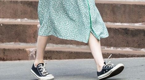 Bo doi vay va sneakers duoc long sao the gioi mua he hinh anh