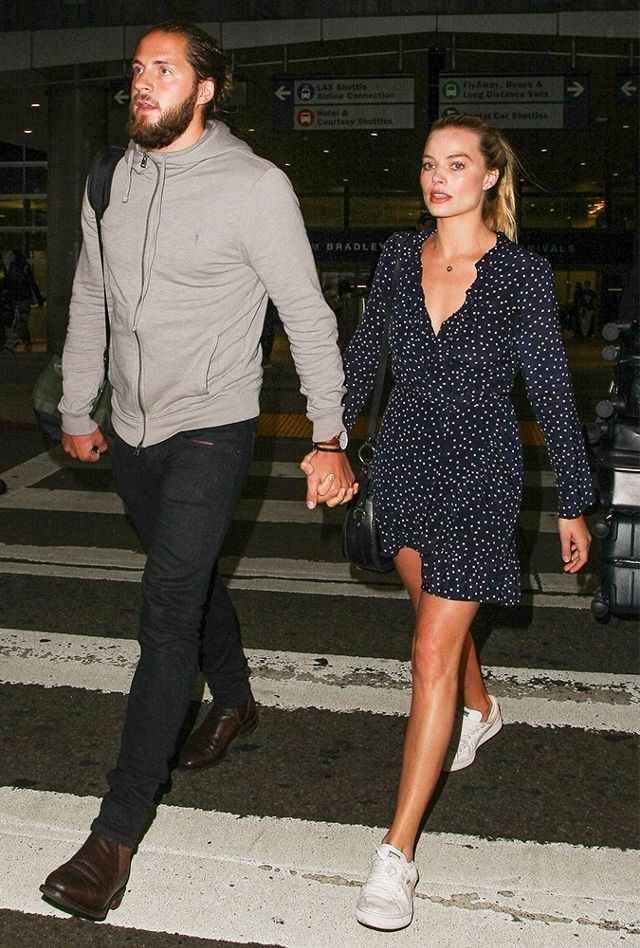 Sao ngoai mac vay va sneakers anh 6