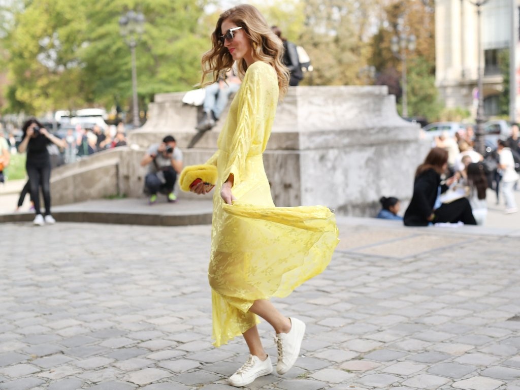 Sao ngoai mac vay va sneakers anh 9