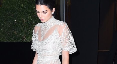 Sao Hollywood dien vay xuyen thau ma khong phan cam nhu the nao? hinh anh