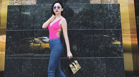 Sao Viet quay lai voi mot quan skinny khoe chan dai thang tap hinh anh