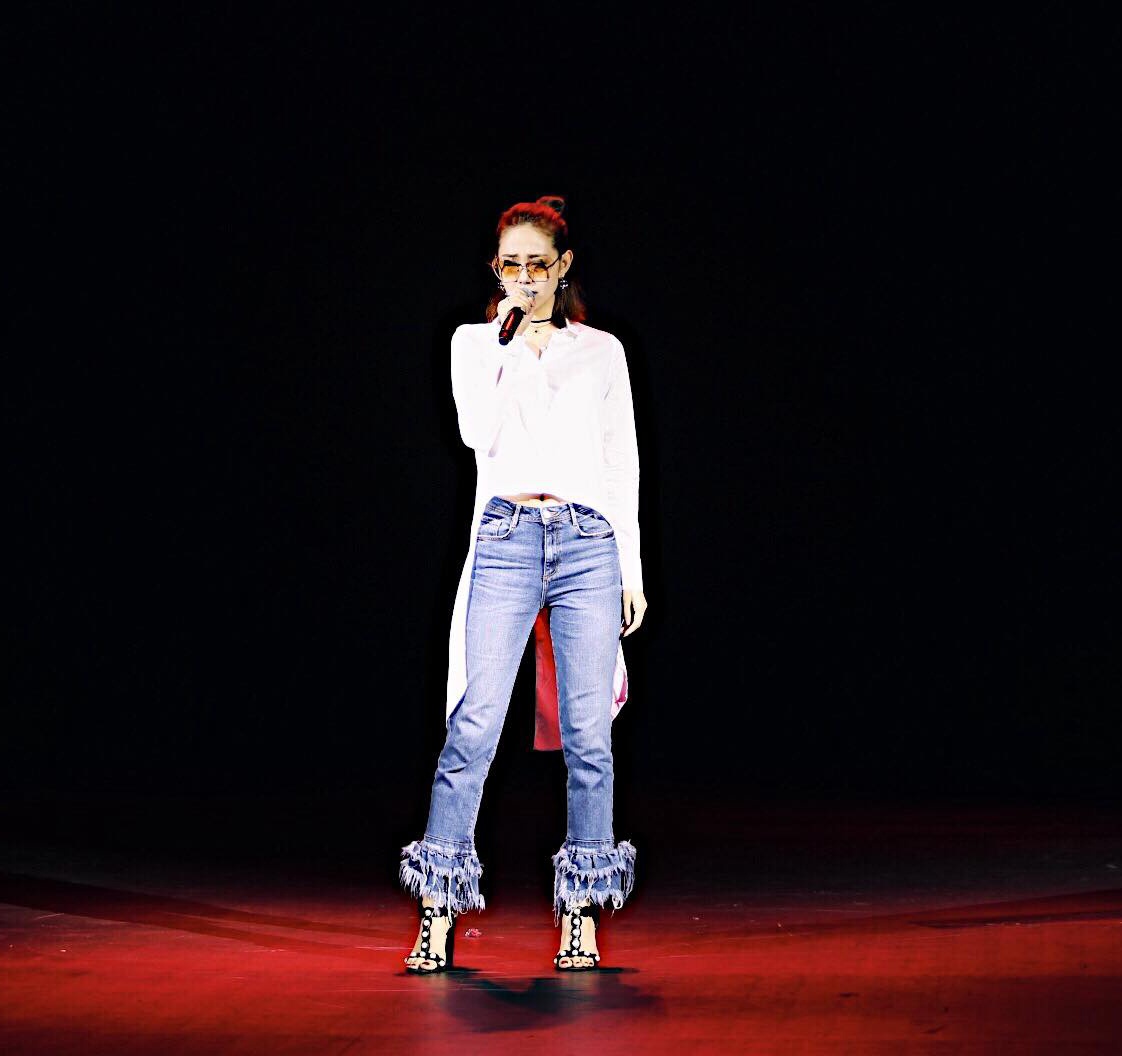 minh hằng mix quần jeans xé gấu ảnh 3 minh hang mix quan jeans xe gau anh 3