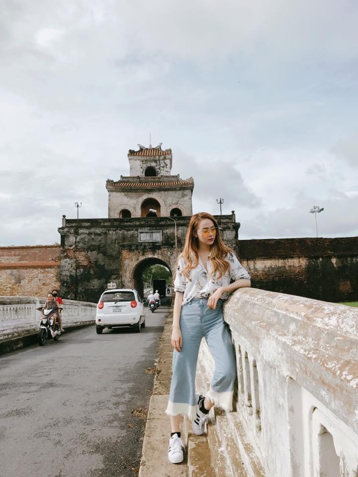 minh hằng mix quần jeans xé gấu ảnh 5 minh hang mix quan jeans xe gau anh 5