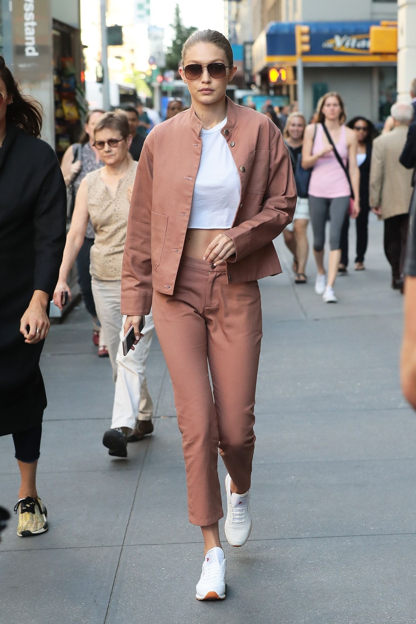 Gigi Hadid mặc tone-sur-tone ảnh 11 Gigi Hadid mac tone-sur-tone anh 11