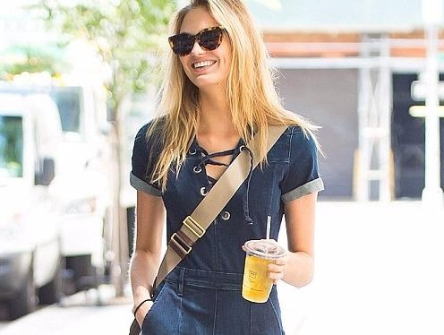 Cach dien jumpsuits he ca tinh nhu sao the gioi hinh anh