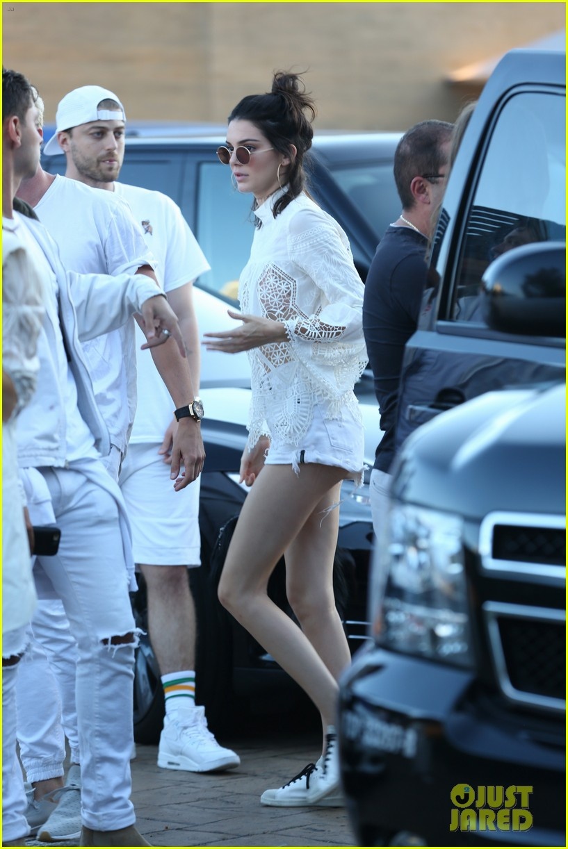 Kendall Jenner mặc quần shorts ảnh 11 Kendall Jenner mac quan shorts anh 11