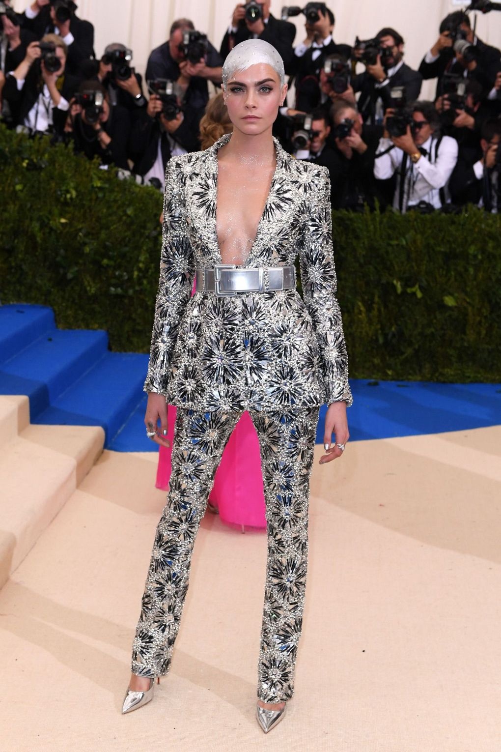 Cara Delevingne mặc suit ảnh 1 Cara Delevingne mac suit anh 1