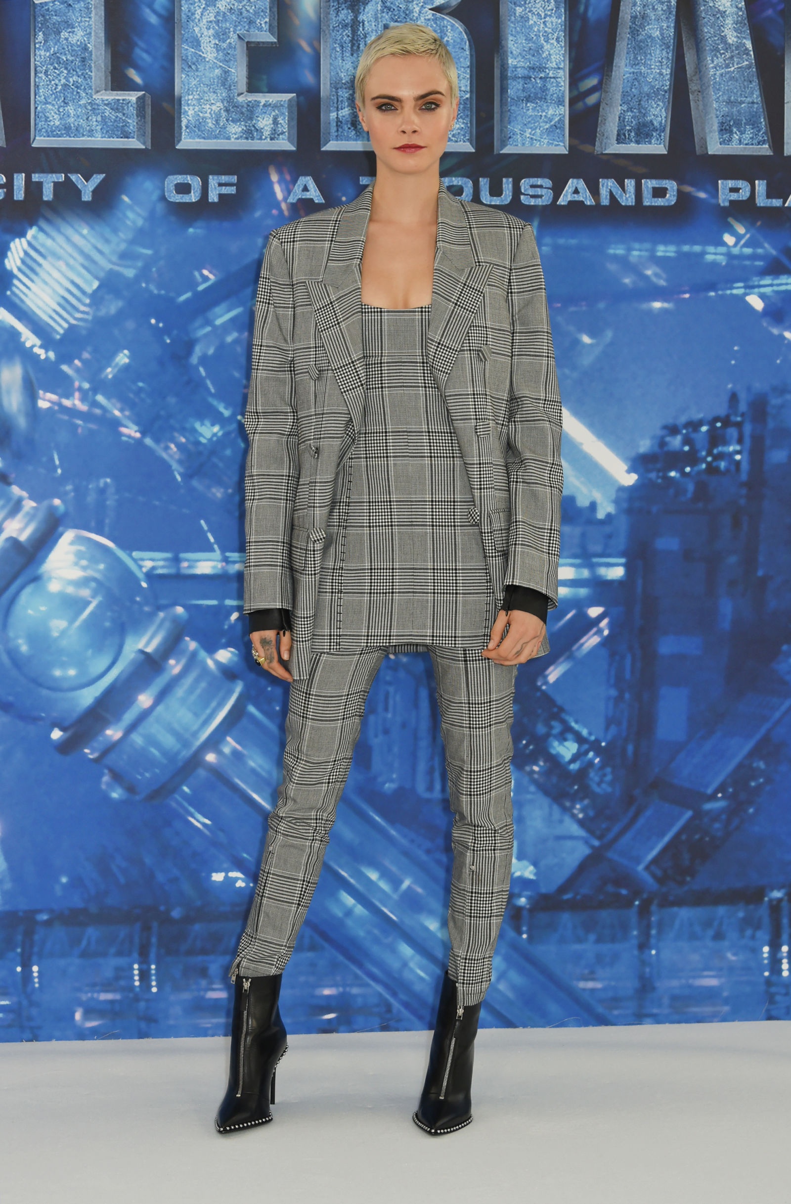 Cara Delevingne mặc suit ảnh 5 Cara Delevingne mac suit anh 5