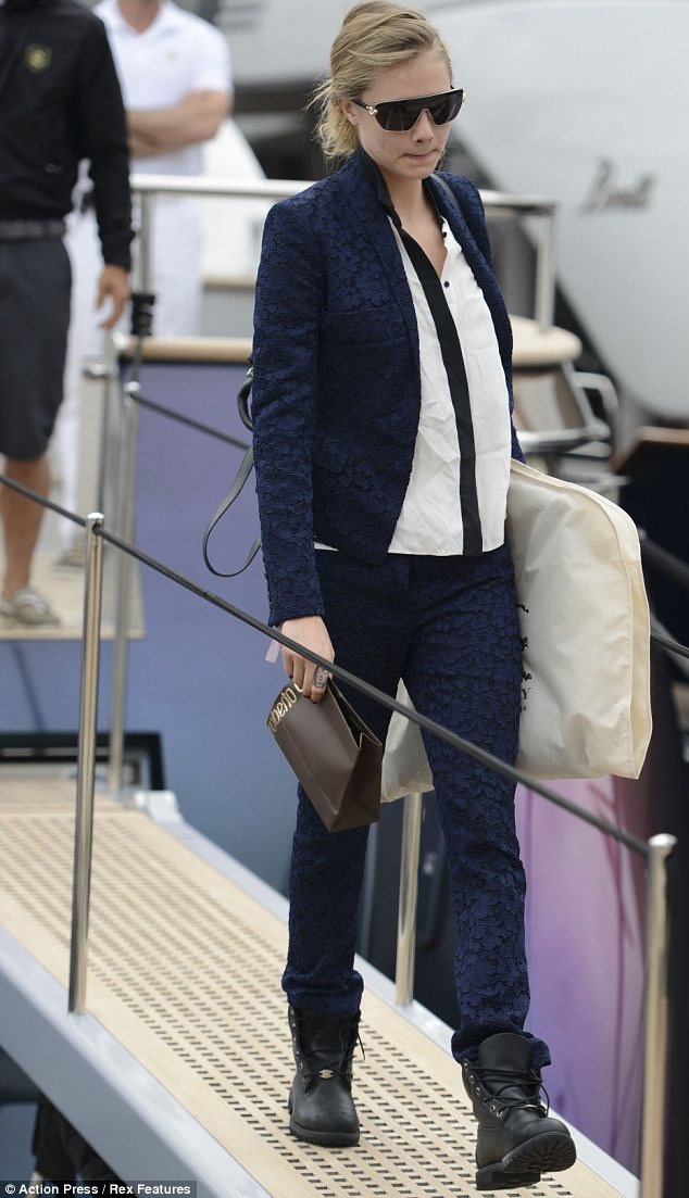 Cara Delevingne mặc suit ảnh 9 Cara Delevingne mac suit anh 9