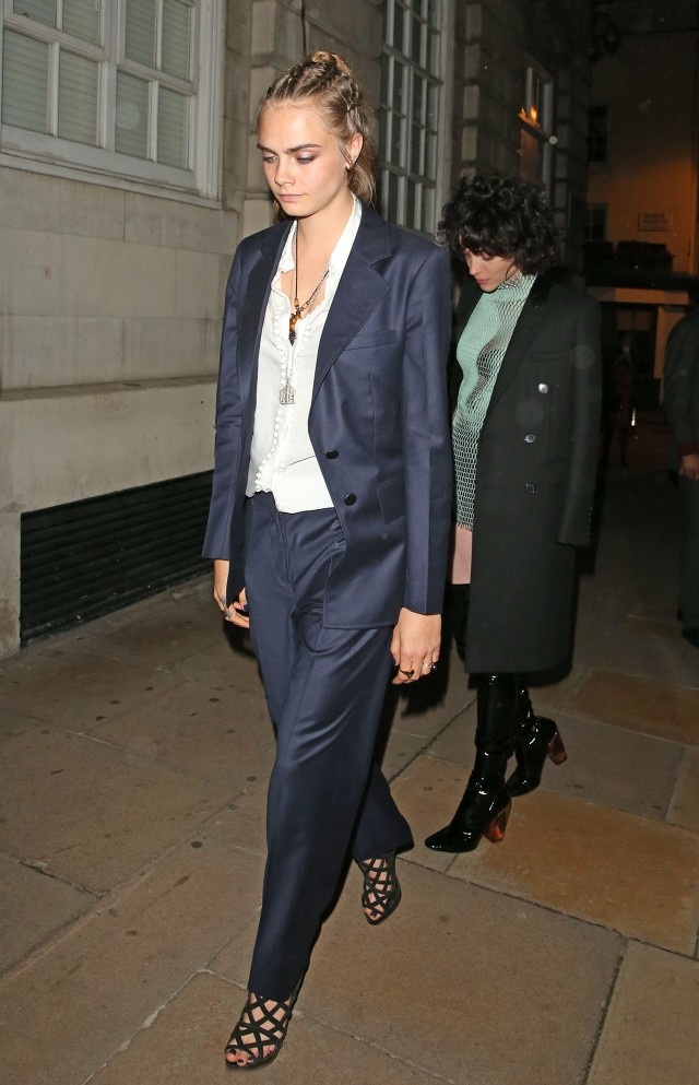 Cara Delevingne mặc suit ảnh 10 Cara Delevingne mac suit anh 10