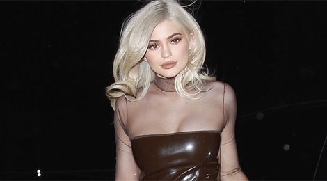 Dien do nhua bong ra duong, xu huong dang me hoac sao the gioi hinh anh