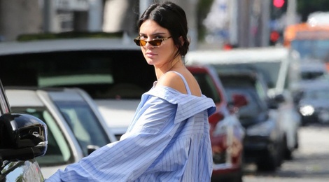 Kendall Jenner chon hoa tiet ke soc de ton dang, khoe chieu cao hinh anh