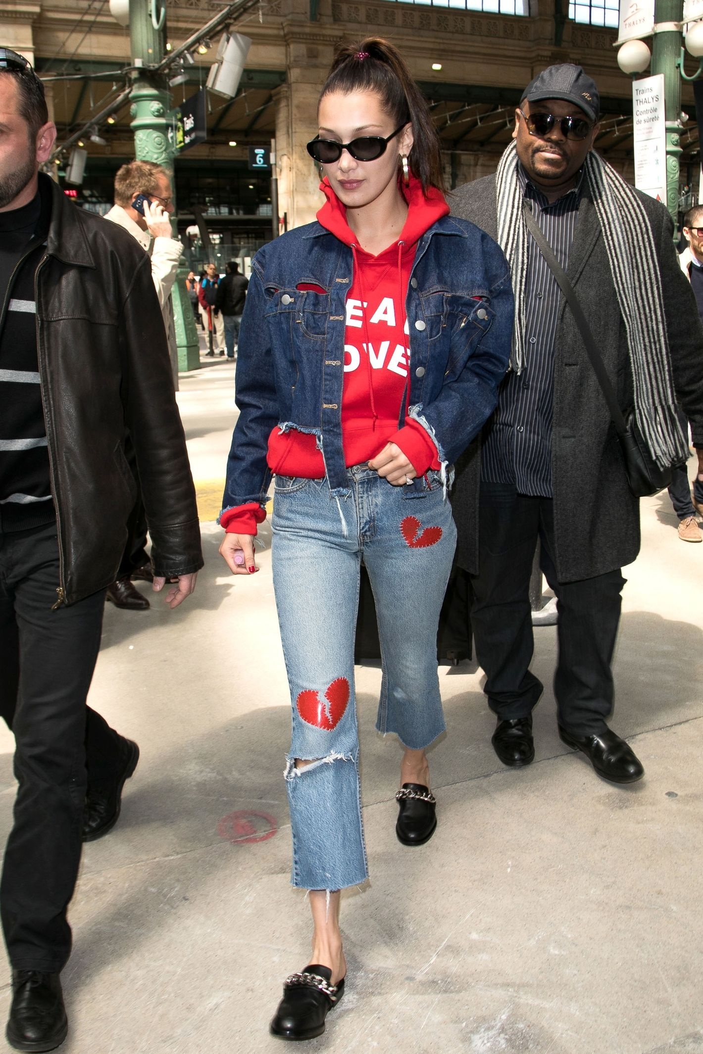 Bella Hadid mặc jeans rách ảnh 9 Bella Hadid mac jeans rach anh 9
