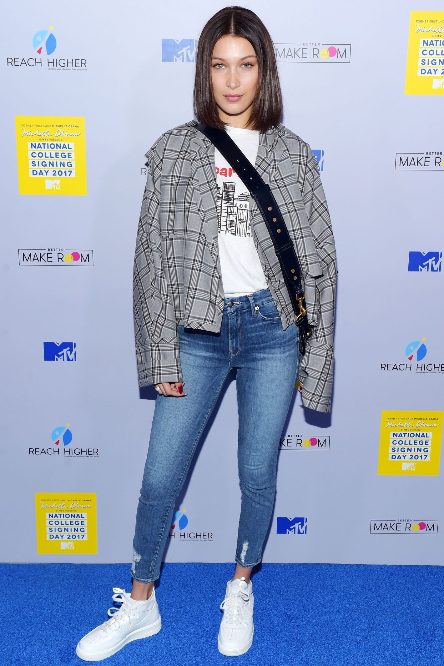 Bella Hadid mặc jeans rách ảnh 8 Bella Hadid mac jeans rach anh 8