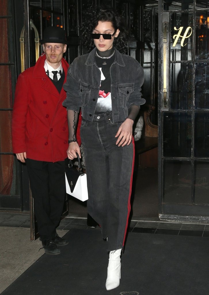 Bella Hadid mặc áo khoác denim lửng ảnh 5 Bella Hadid mac ao khoac denim lung anh 5