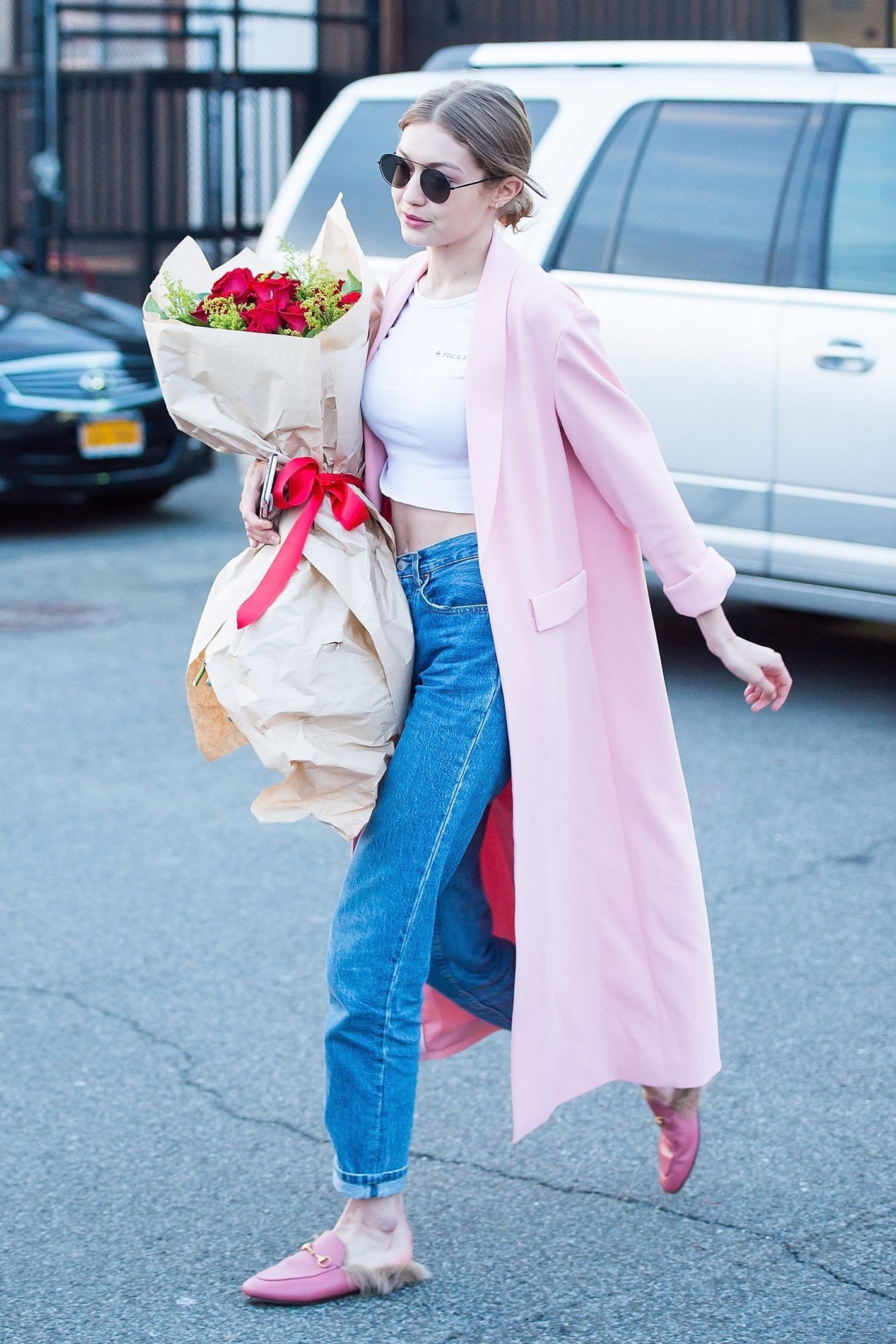 Gigi Hadid sanh dieu voi giay mules anh 11