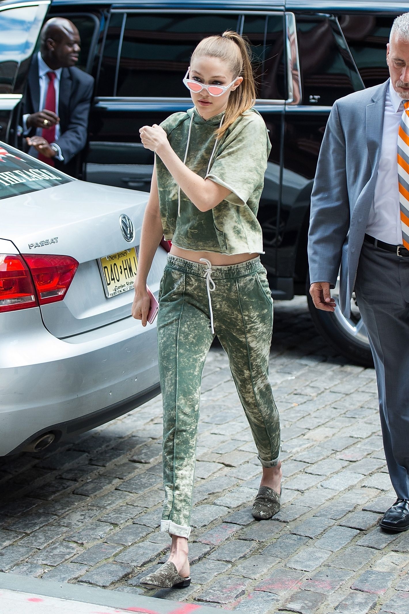 Gigi Hadid sanh dieu voi giay mules anh 7