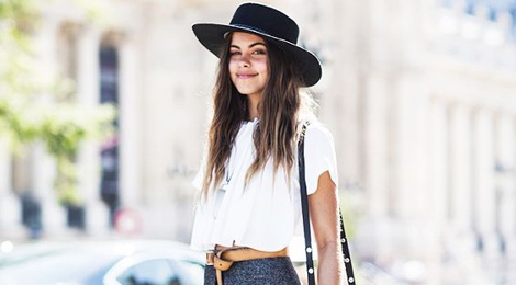 13 cach mac lai ao thun trang mua he khi chuyen thu hinh anh