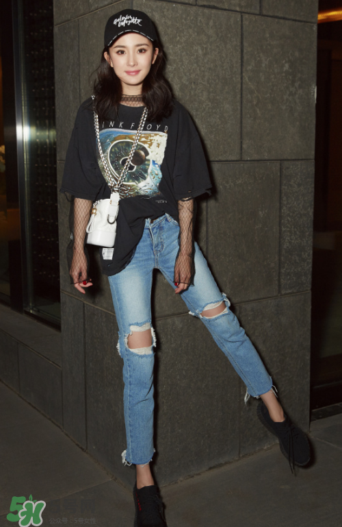 Sao Hoa ngữ mặc áo thun in ảnh 2 Sao Hoa ngu mac ao thun in anh 2