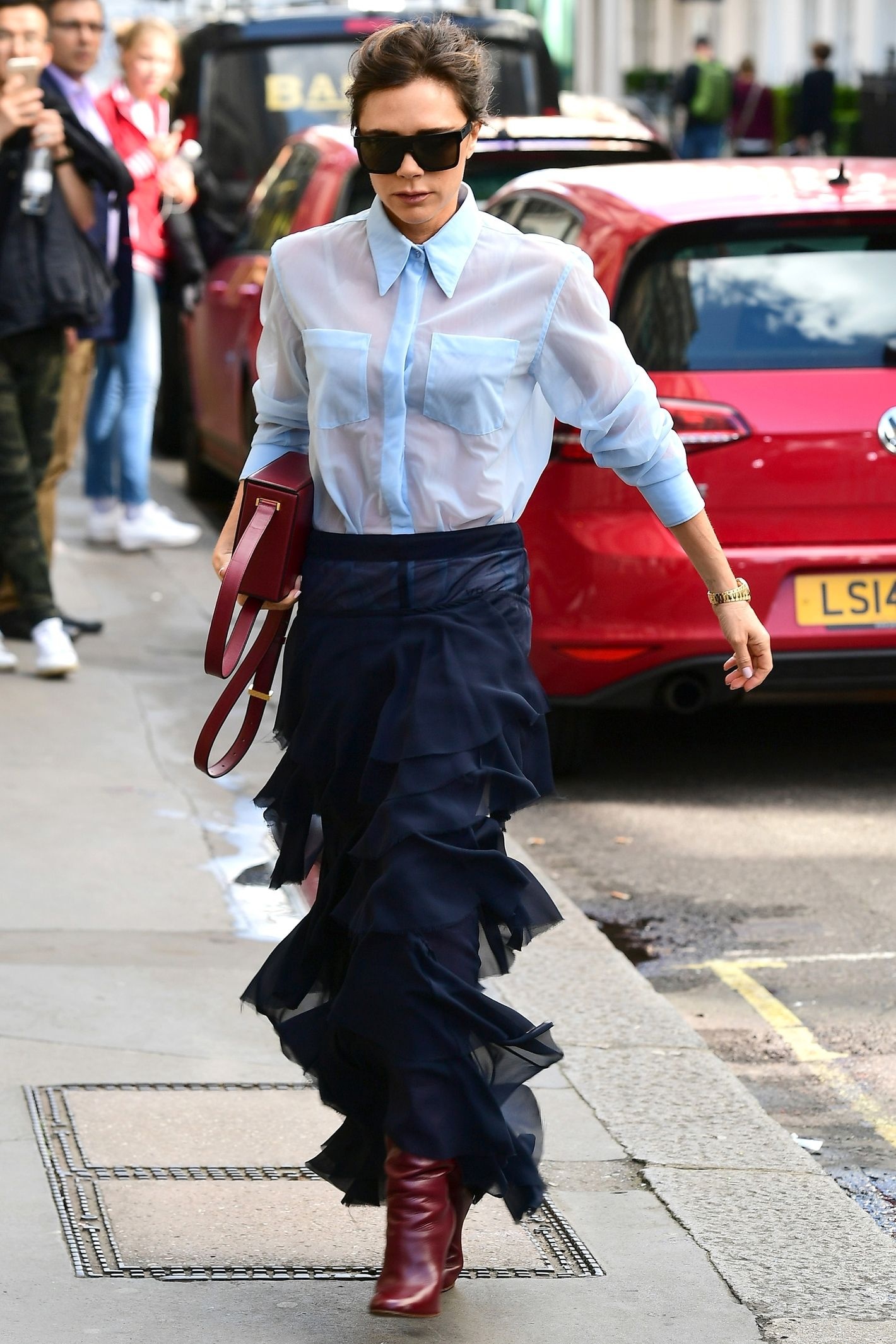 Victoria Beckham mặc sơ mi và chân váy ảnh 1 Victoria Beckham mac so mi va chan vay anh 1