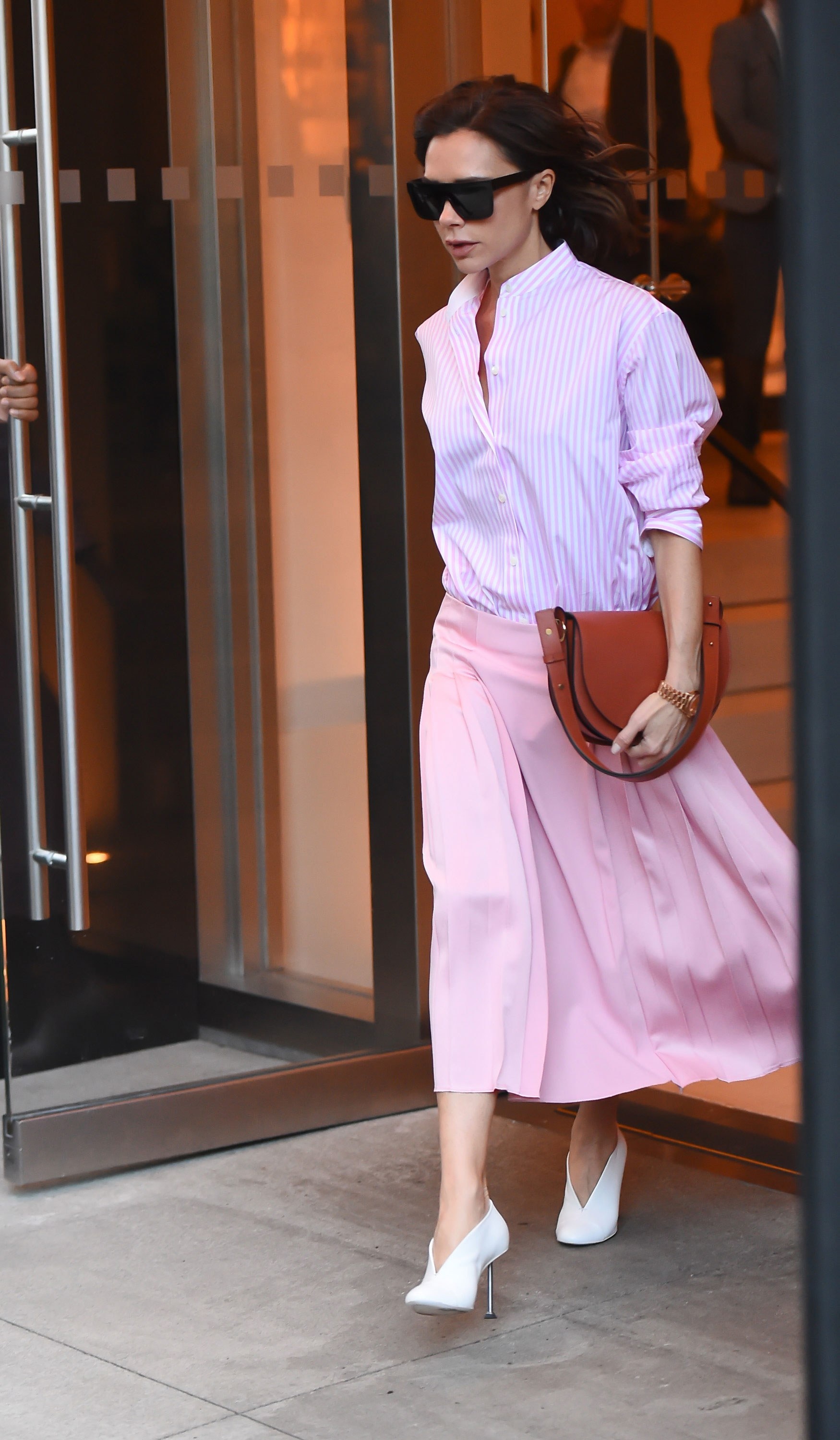 Victoria Beckham mặc sơ mi và chân váy ảnh 5 Victoria Beckham mac so mi va chan vay anh 5