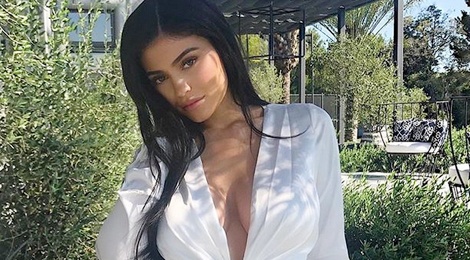 Lo tin mang bau, Kylie Jenner lien tuc mac do giau bung hinh anh