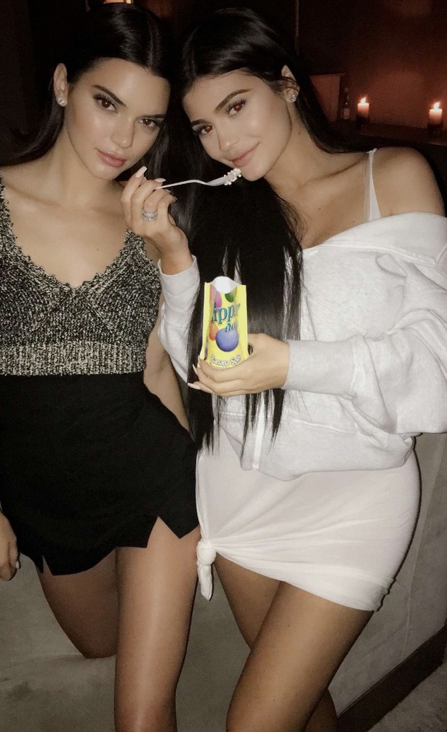 Kylie Jenner mang bau anh 10