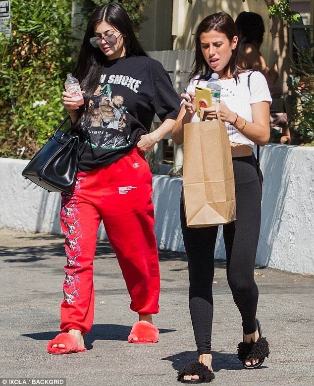 Kylie Jenner mang bau anh 2