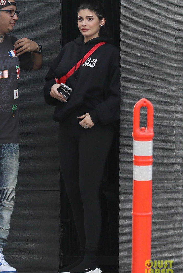 Kylie Jenner mang bau anh 4