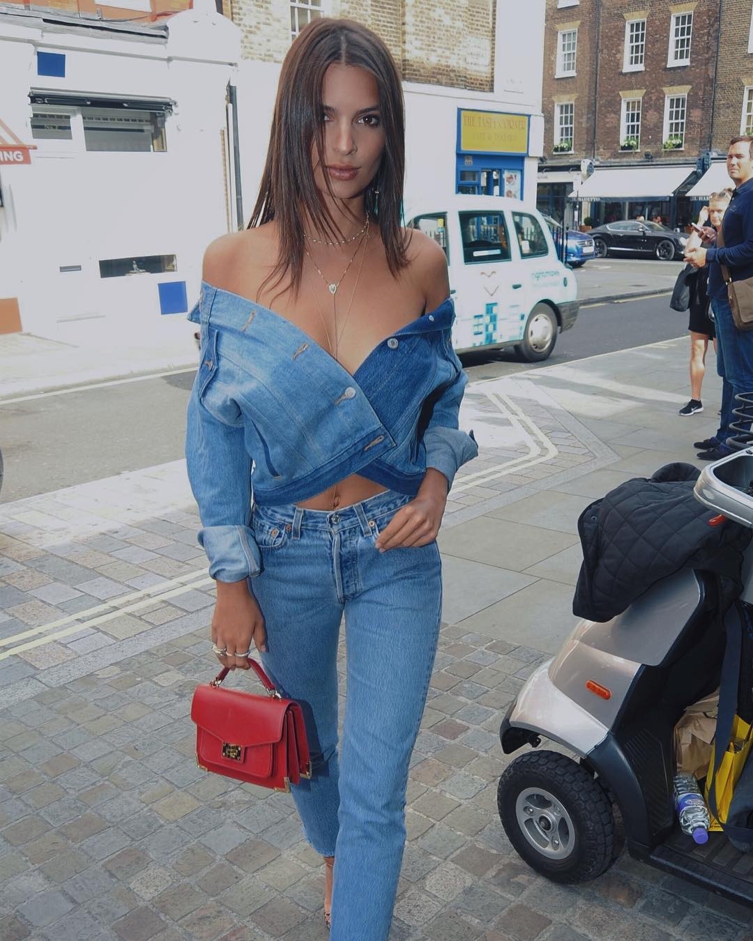 Street style kheo eo của Emily Ratajkowski ảnh 12 Street style kheo eo cua Emily Ratajkowski anh 12