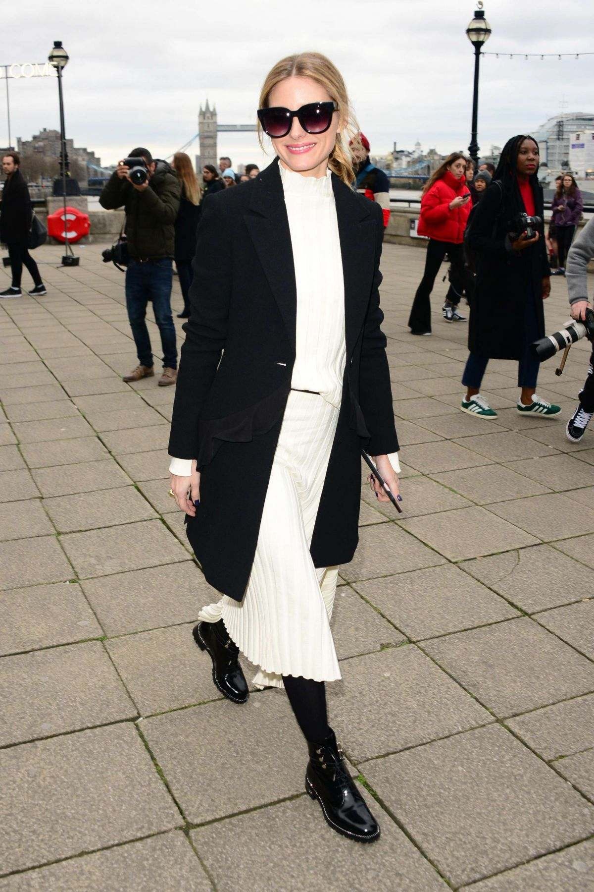 Olivia Palermo diện áo len và chân váy ảnh 12 Olivia Palermo dien ao len va chan vay anh 12