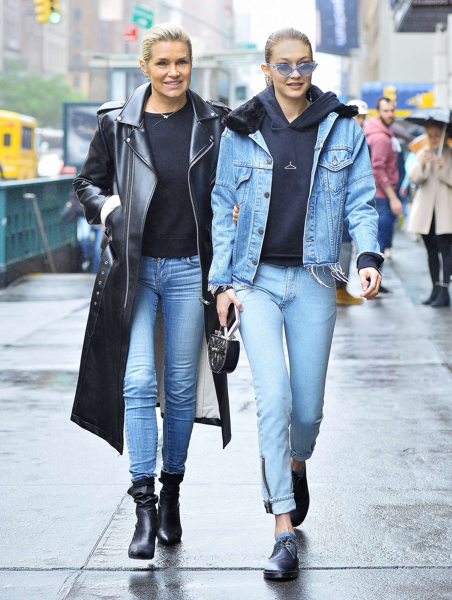Gigi Hadid phối đồ với áo hoodie ảnh 2 Gigi Hadid phoi do voi ao hoodie anh 2