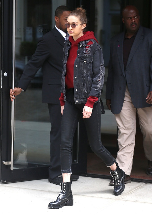 Gigi Hadid phối đồ với áo hoodie ảnh 9 Gigi Hadid phoi do voi ao hoodie anh 9
