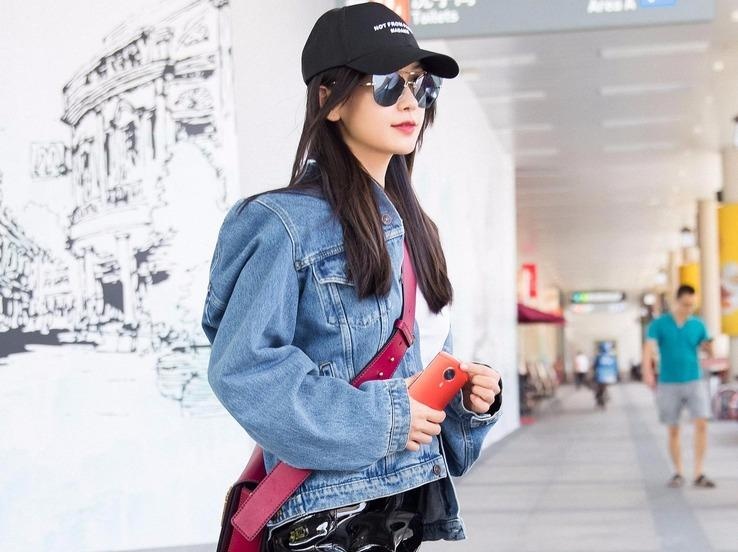 Sao Hoa ngu xuong pho chat lu voi ao khoac denim hinh anh