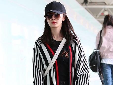 Duong Mich goi y cach dien cardigan hop mot hinh anh