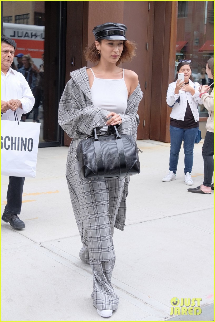 Bella Hadid mix đồ với sneaker trắng ảnh 11 Bella Hadid mix do voi sneaker trang anh 11