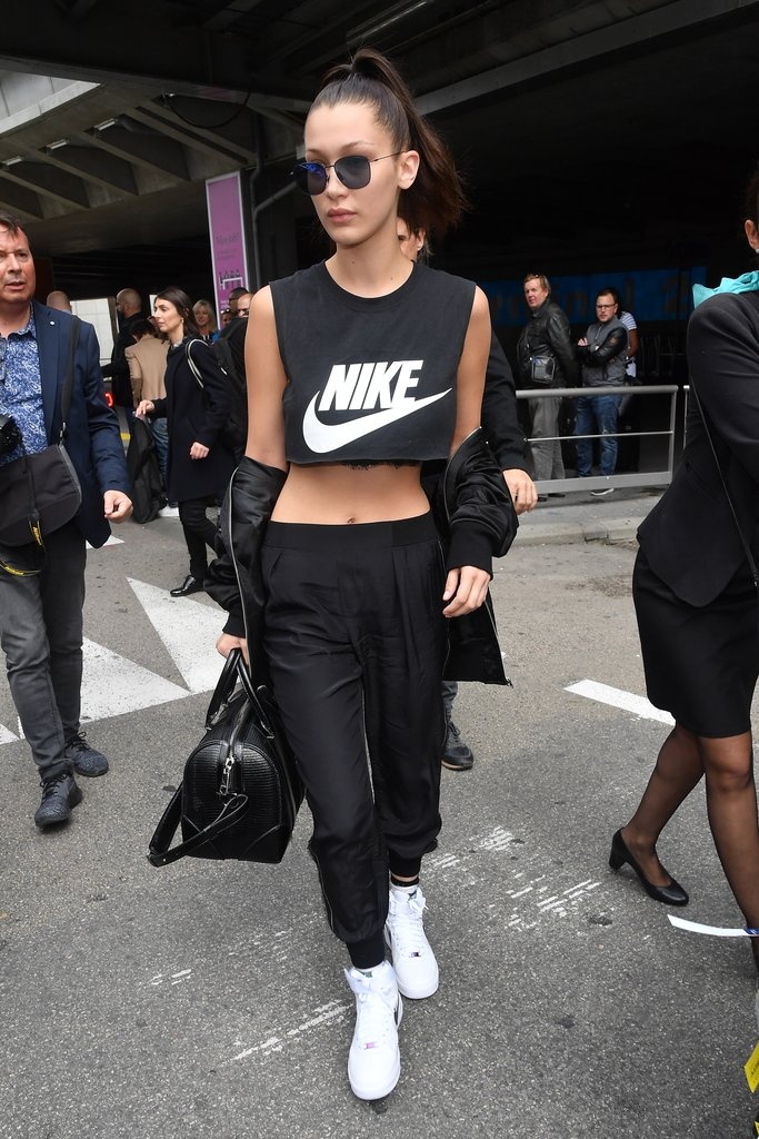 Bella Hadid mix đồ với sneaker trắng ảnh 1 Bella Hadid mix do voi sneaker trang anh 1