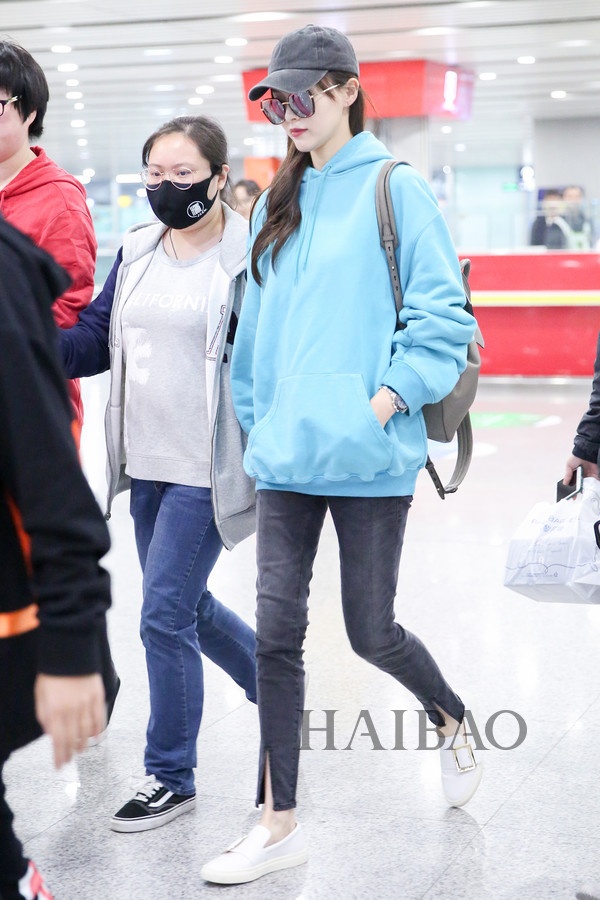 Sao Hoa ngữ lăng xê xu hướng áo hoodie ảnh 1 Sao Hoa ngu lang xe xu huong ao hoodie anh 1