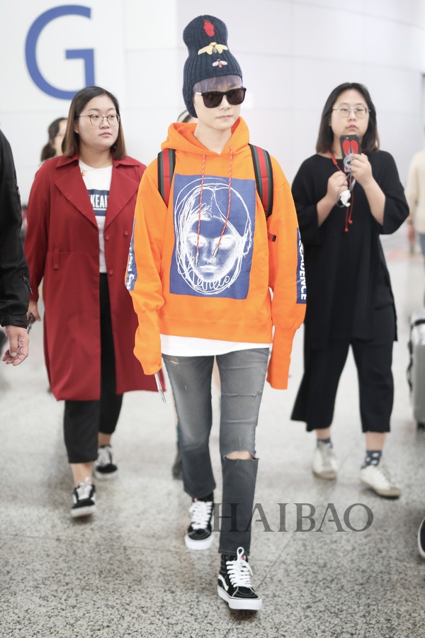 Sao Hoa ngữ lăng xê xu hướng áo hoodie ảnh 8 Sao Hoa ngu lang xe xu huong ao hoodie anh 8