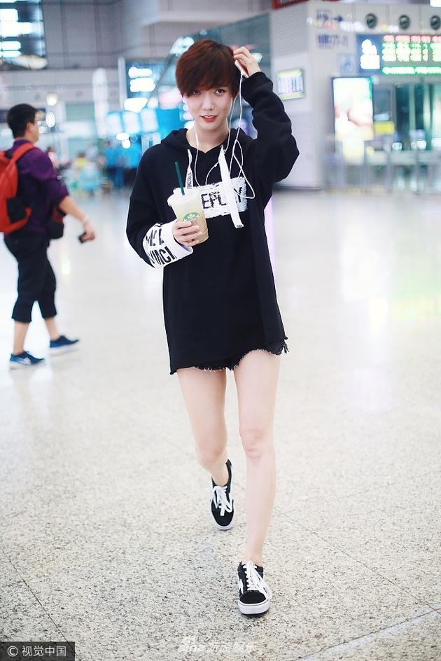 Sao Hoa ngữ lăng xê xu hướng áo hoodie ảnh 9 Sao Hoa ngu lang xe xu huong ao hoodie anh 9