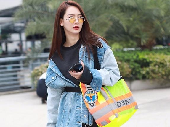 Sao Hoa ngu chuong ao khoac denim pha cach xuong pho hinh anh