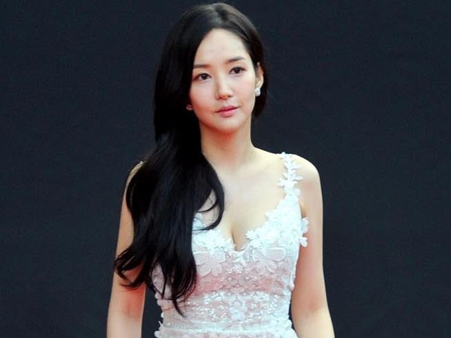 My nhan Han chuong vay hoa ngot ngao tren tham do hinh anh