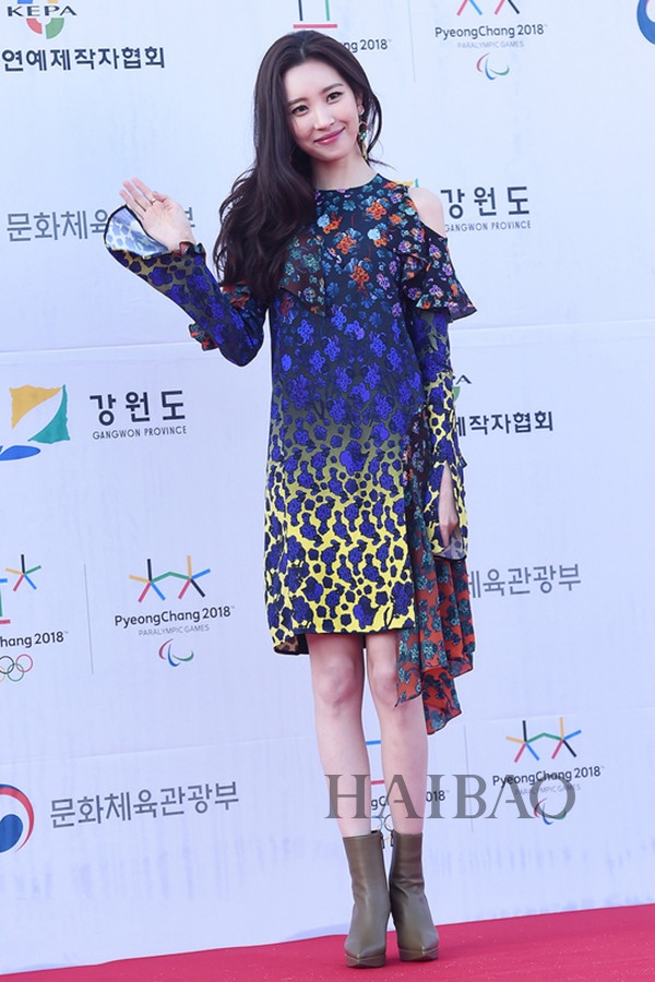 Sao Han dien vay hoa tren tham do anh 5