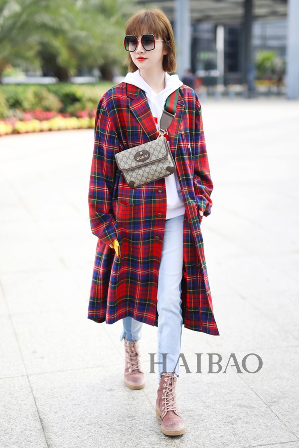 Sao Hoa ngu mac ao khoac ke o anh 1