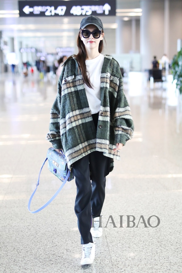 Sao Hoa ngu mac ao khoac ke o anh 2