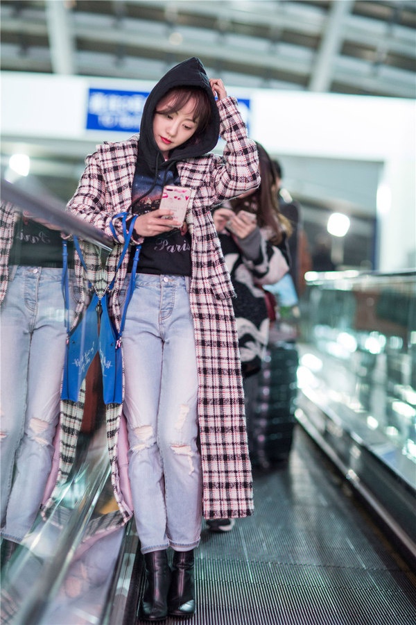 Sao Hoa ngu mac ao khoac ke o anh 4