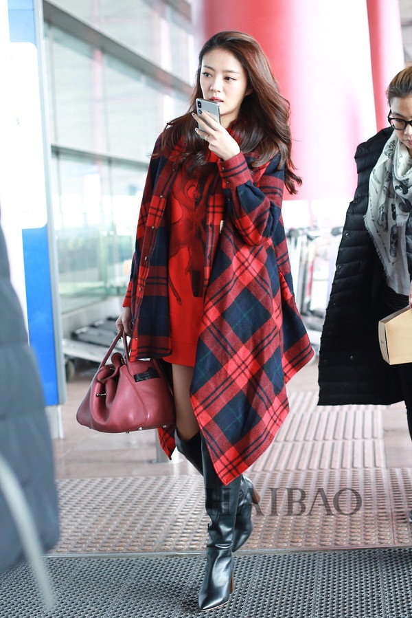 Sao Hoa ngu mac ao khoac ke o anh 6