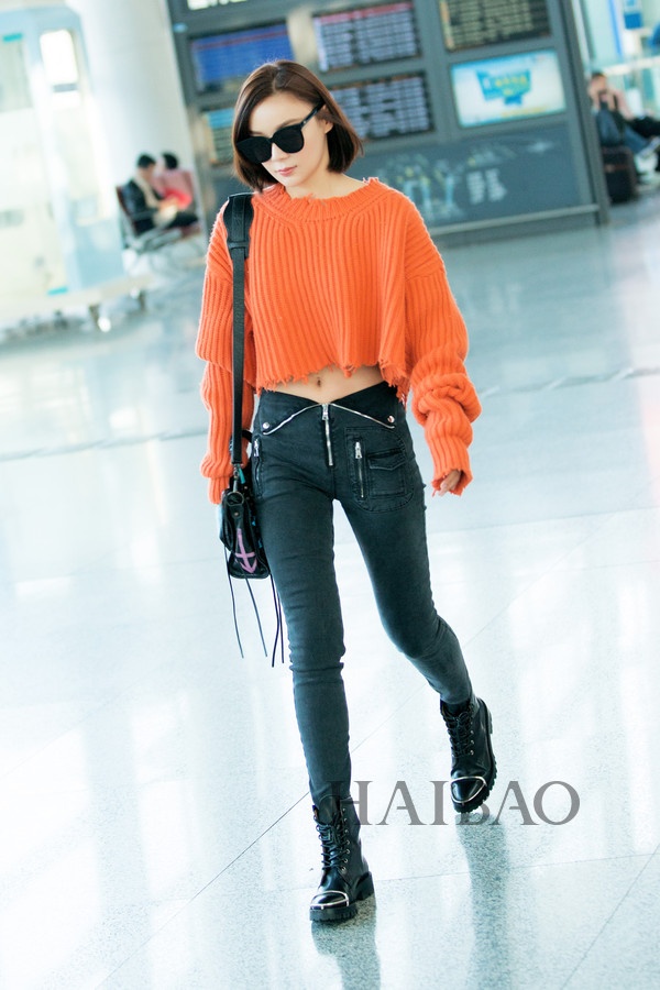 Sao Hoa ngữ mặc áo len và quần jeans ảnh 1 Sao Hoa ngu mac ao len va quan jeans anh 1